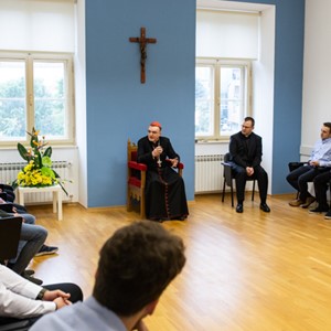 Kardinal Bozanić s mladićima koji razmišljaju o svećeničkom pozivu